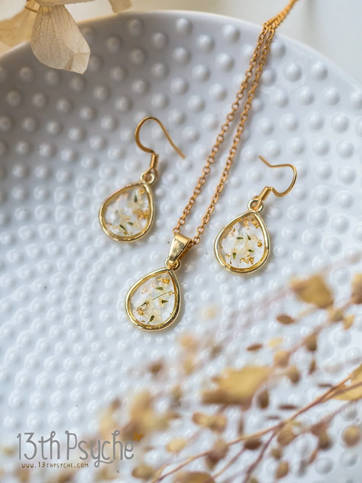 Dried white flowers and gold flakes resin teardrop jewelry set