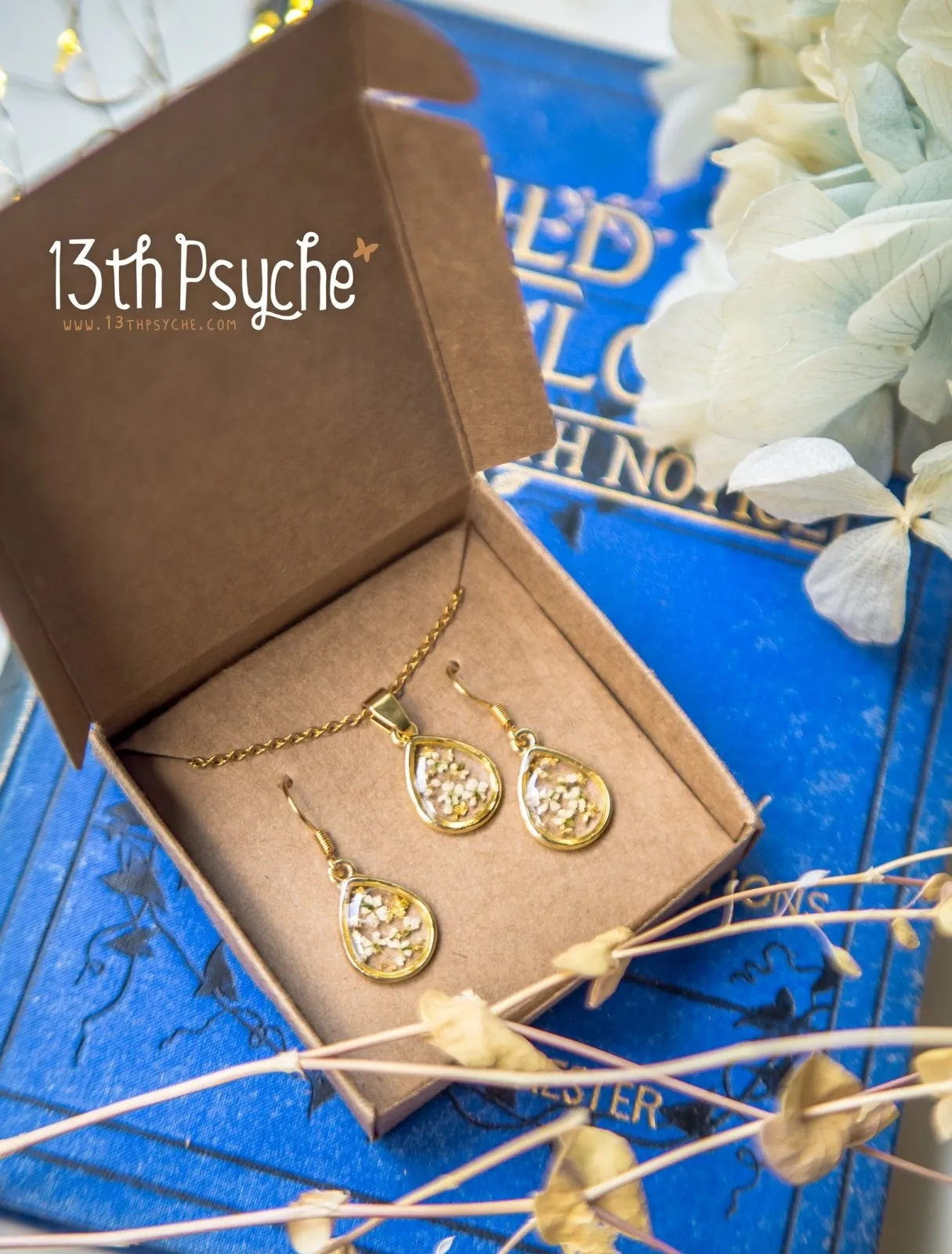 Dried white flowers and gold flakes resin teardrop jewelry set