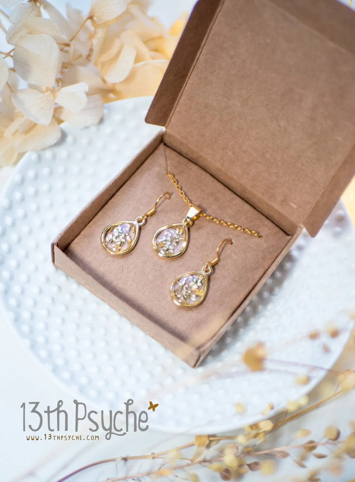 Dried white flowers and gold flakes resin teardrop jewelry set