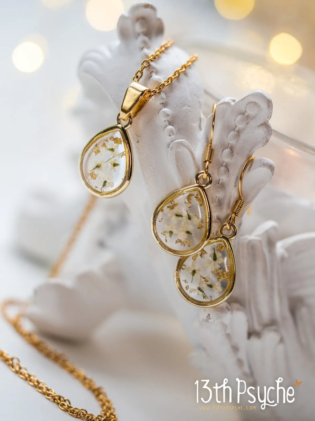 Dried white flowers and gold flakes resin teardrop jewelry set