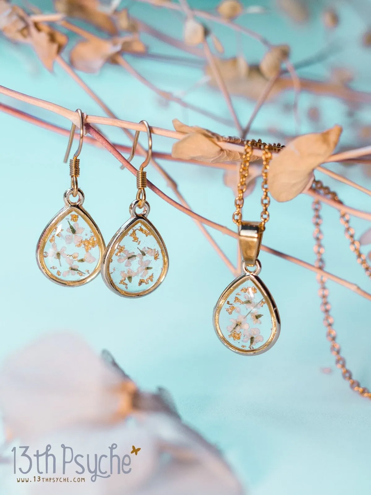 Dried white flowers and gold flakes resin teardrop jewelry set