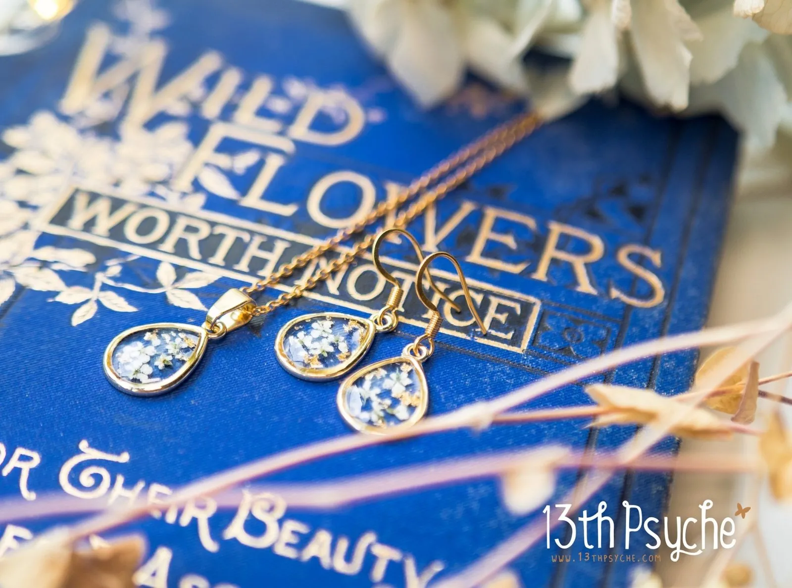 Dried white flowers and gold flakes resin teardrop jewelry set