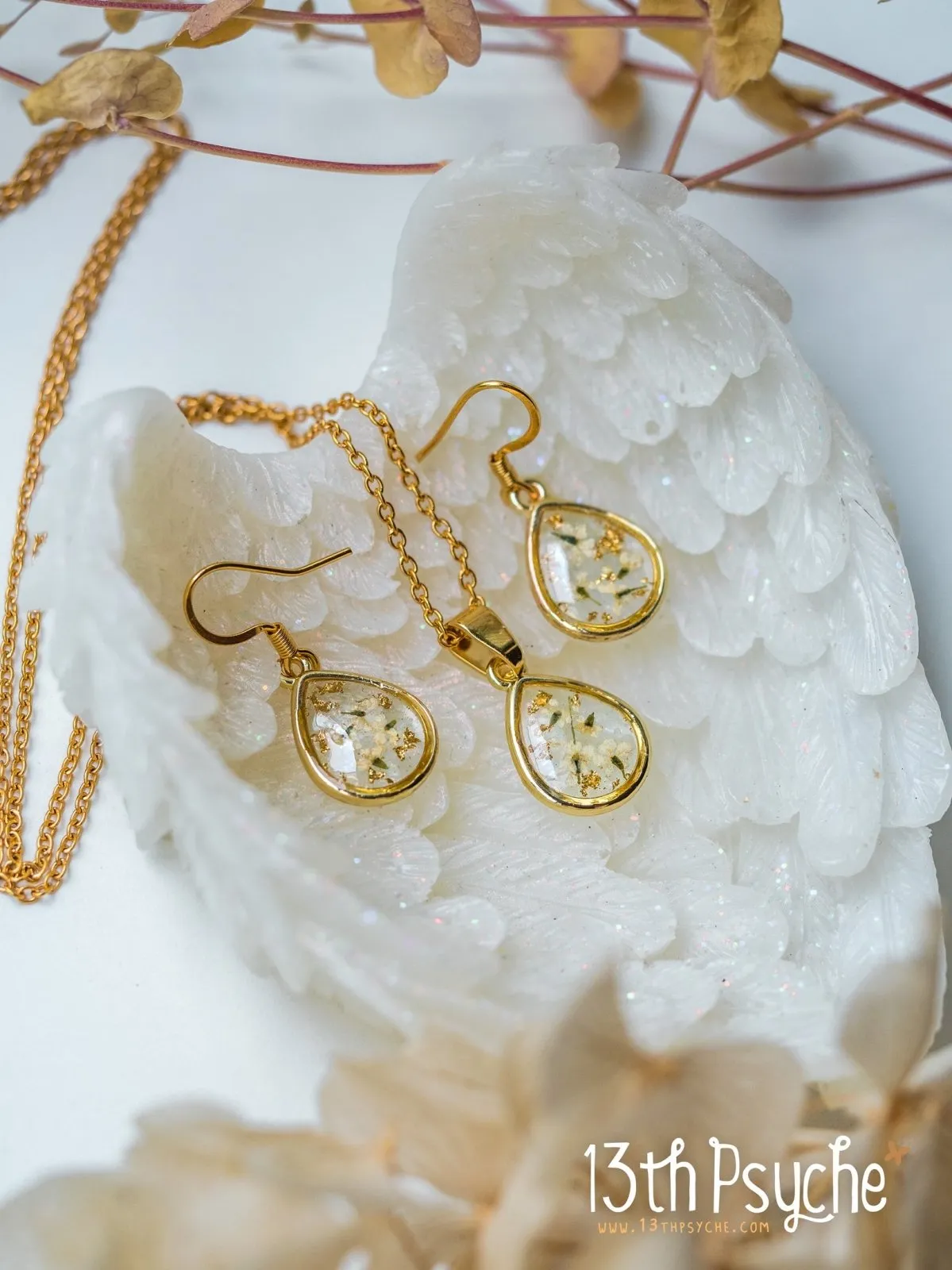 Dried white flowers and gold flakes resin teardrop jewelry set