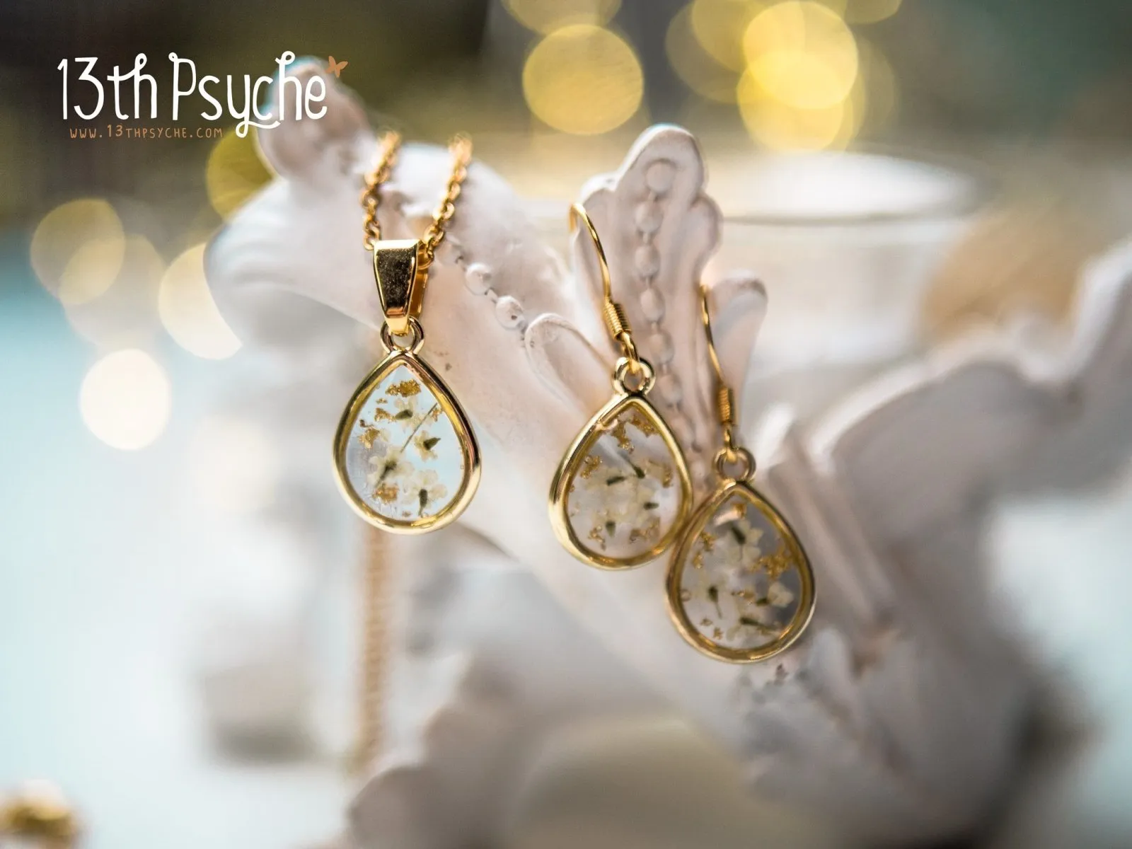 Dried white flowers and gold flakes resin teardrop jewelry set